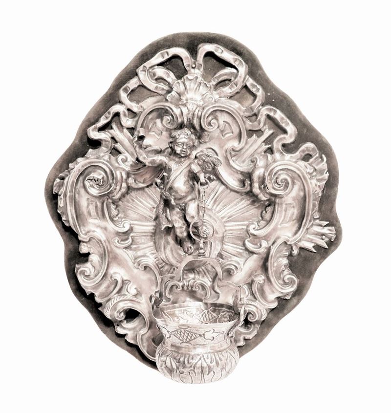 Acquasantiera romana in argento cesellato e sbalzato con scultura di angelo, montata su supporto ...