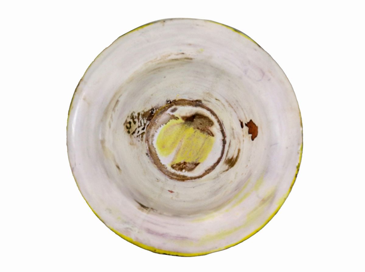 Antico piattino in maiolica italiana con decorazioni ad arabesche in giallo e celeste, al centro ...
