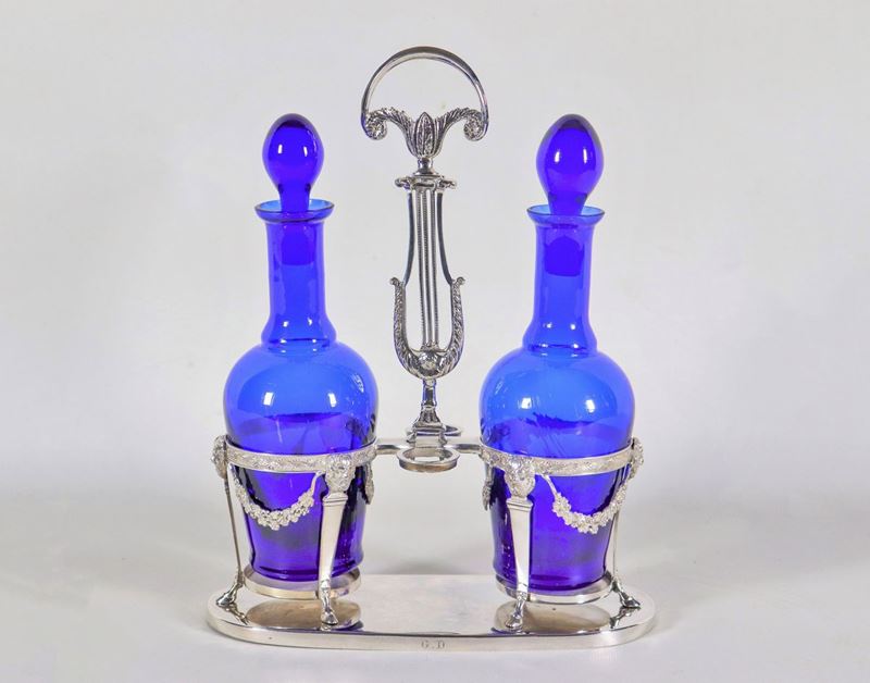 Oliera Romana Primo Impero, in argento cesellato e sbalzato a motivi neoclassici di ghirlande flo...