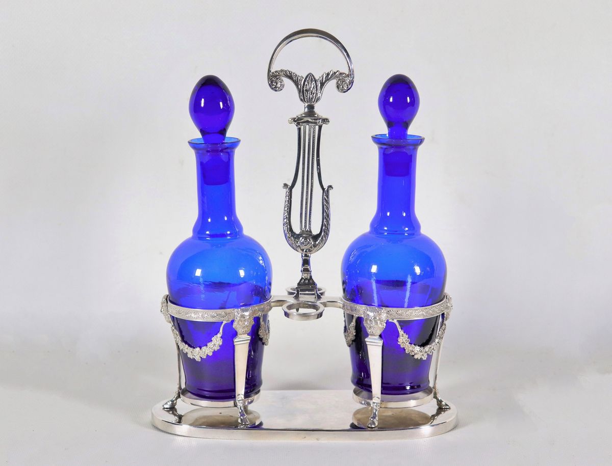 Oliera Romana Primo Impero, in argento cesellato e sbalzato a motivi neoclassici di ghirlande flo...