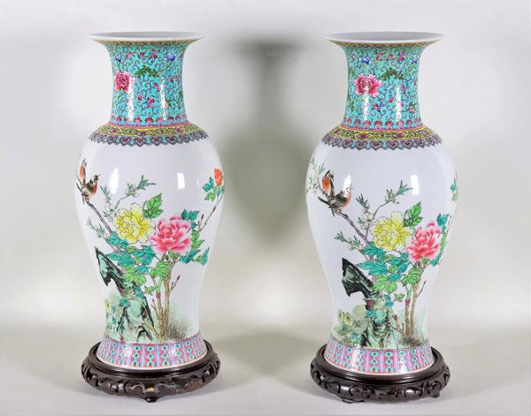 Coppia di vasi cinesi in porcellana, con decorazioni in smalti policromi a rilievo a motivi di fiori e uccelli esotici