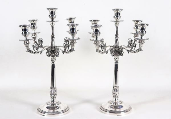 Coppia di candelabri in argento cesellato e sbalzato a motivi Impero, 5 fiamme ciascuno, gr. 2250