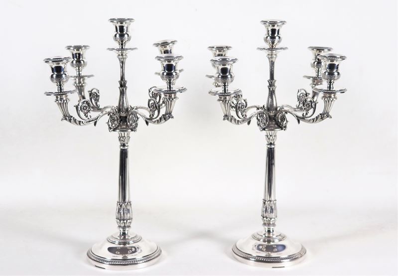 Coppia di candelabri in argento cesellato e sbalzato a motivi Impero, 5 fiamme ciascuno, gr. 2250