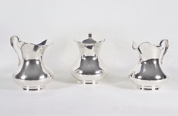 Lot of three hammered silver water jugs with curved handles, gr. 1690