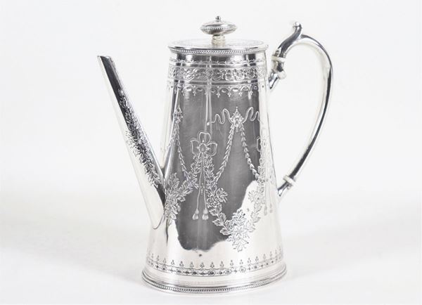 Coffee pot from the Queen Victoria era, embossed and chiseled silver with Louis XVI festoons, curved handle, gr. 690