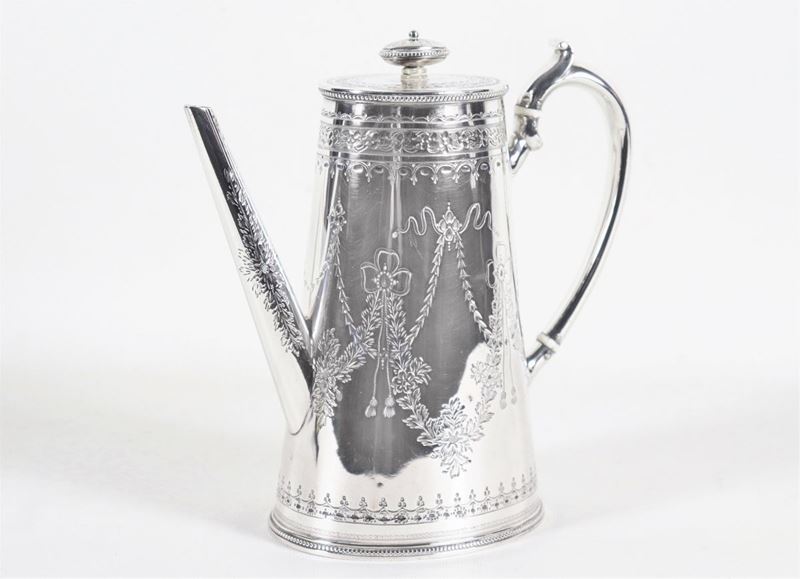 Caffettiera Epoca Regina Vittoria, in argento sbalzato e cesellato a festoni Luigi XVI, manico ri...