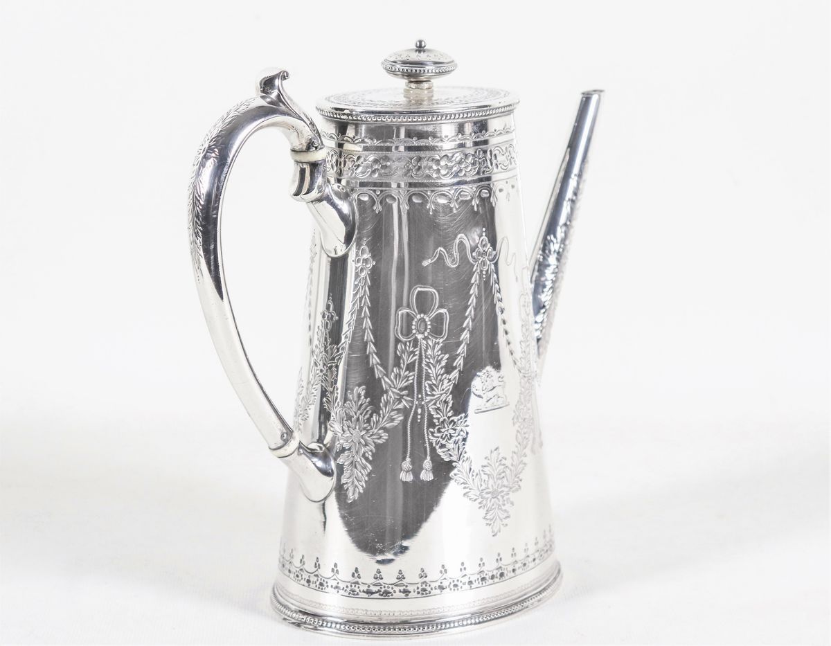 Caffettiera Epoca Regina Vittoria, in argento sbalzato e cesellato a festoni Luigi XVI, manico ri...