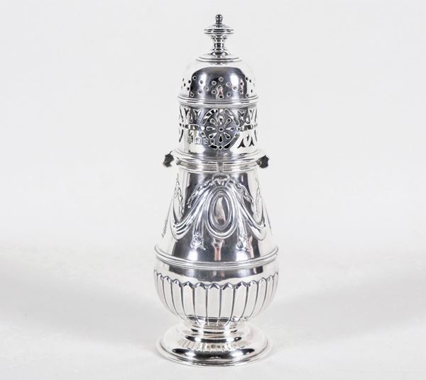 Sugar spreader from the Edward VII period, in embossed and chiseled silver with Louis XVI medallions and garlands, gr. 260