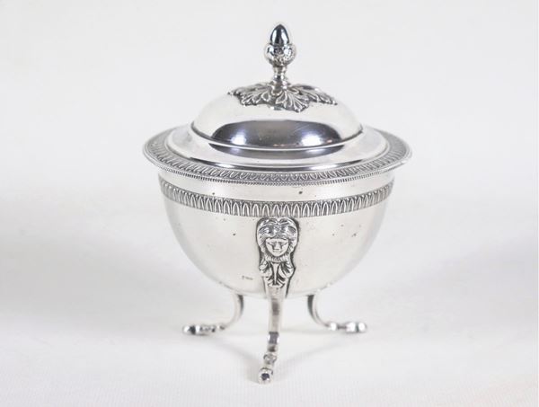 Sugar bowl in chiseled and embossed silver with Empire motifs, supported by three curved feet, gr. 220