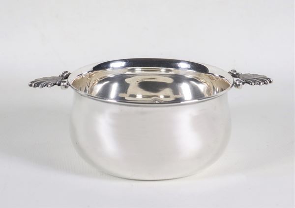 Bowl in argento con manici a forma di conchiglie, gr. 260
