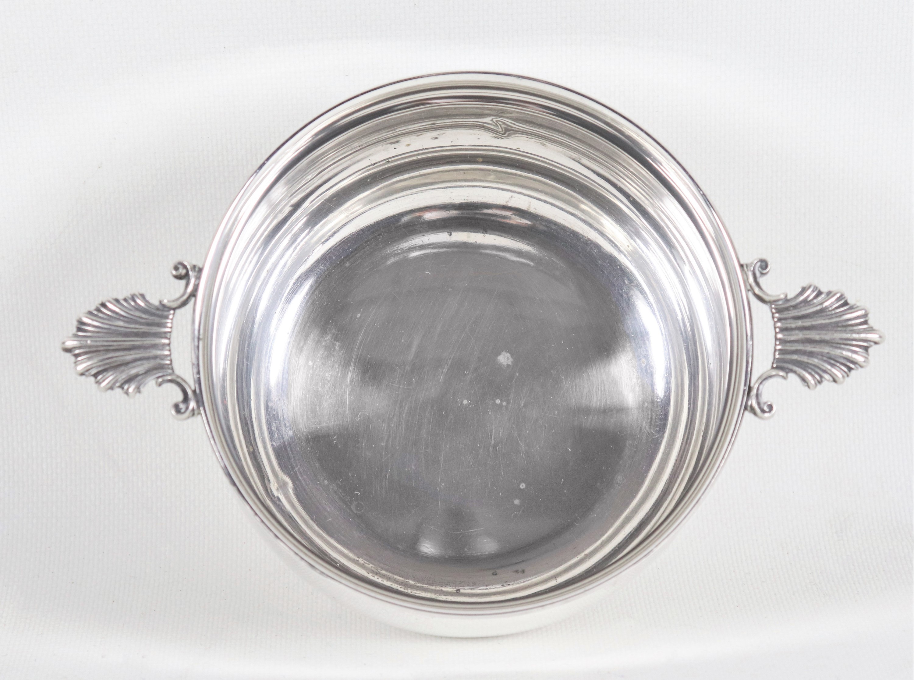 Bowl in argento con manici a forma di conchiglie, gr. 260