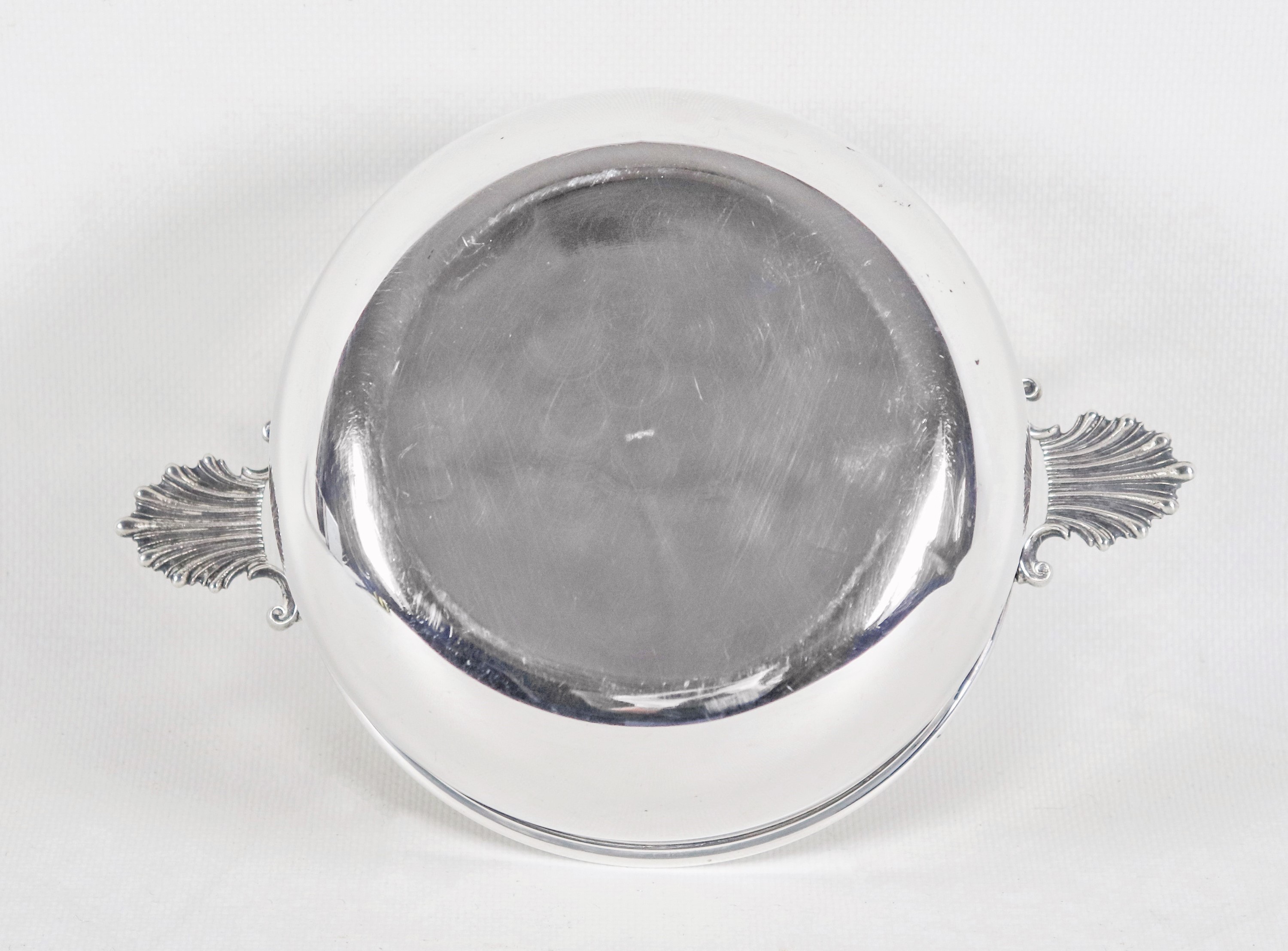 Bowl in argento con manici a forma di conchiglie, gr. 260