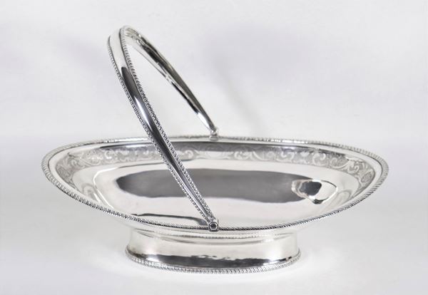 Oval basket with handle from the George III era in silver, with a band on the inside chiseled with floral scrolls, gr. 830