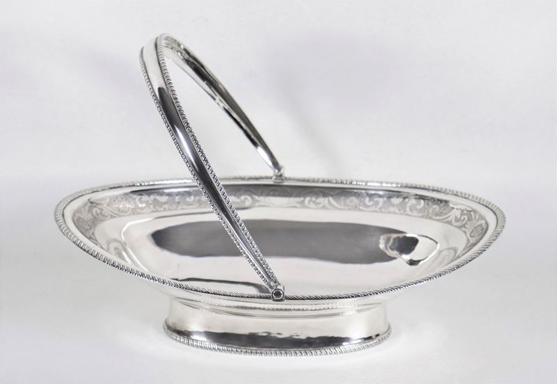 Cesto ovale con manico Epoca Giorgio III in argento, con fascia sul bordo interno cesellata a vol...