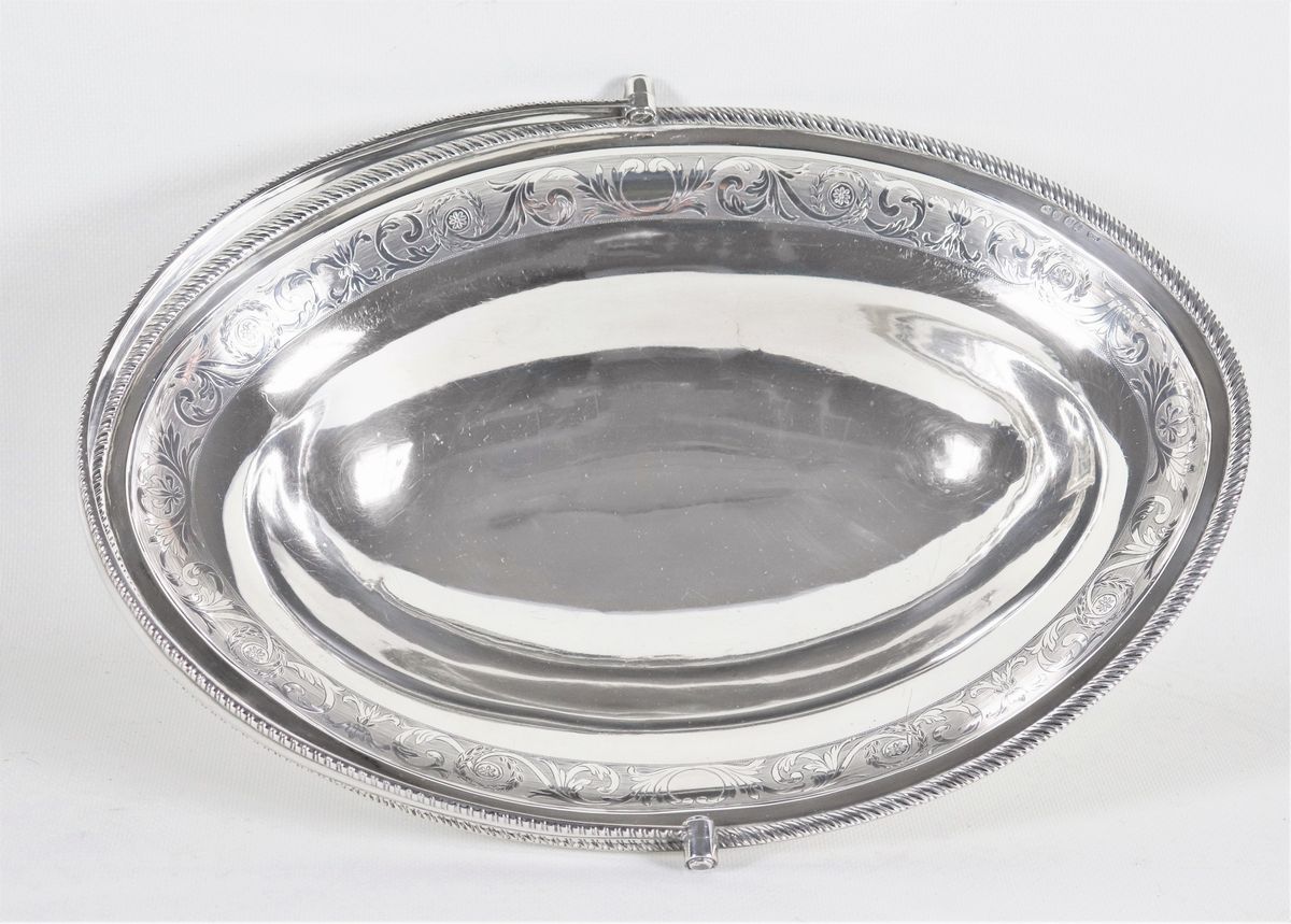 Cesto ovale con manico Epoca Giorgio III in argento, con fascia sul bordo interno cesellata a vol...