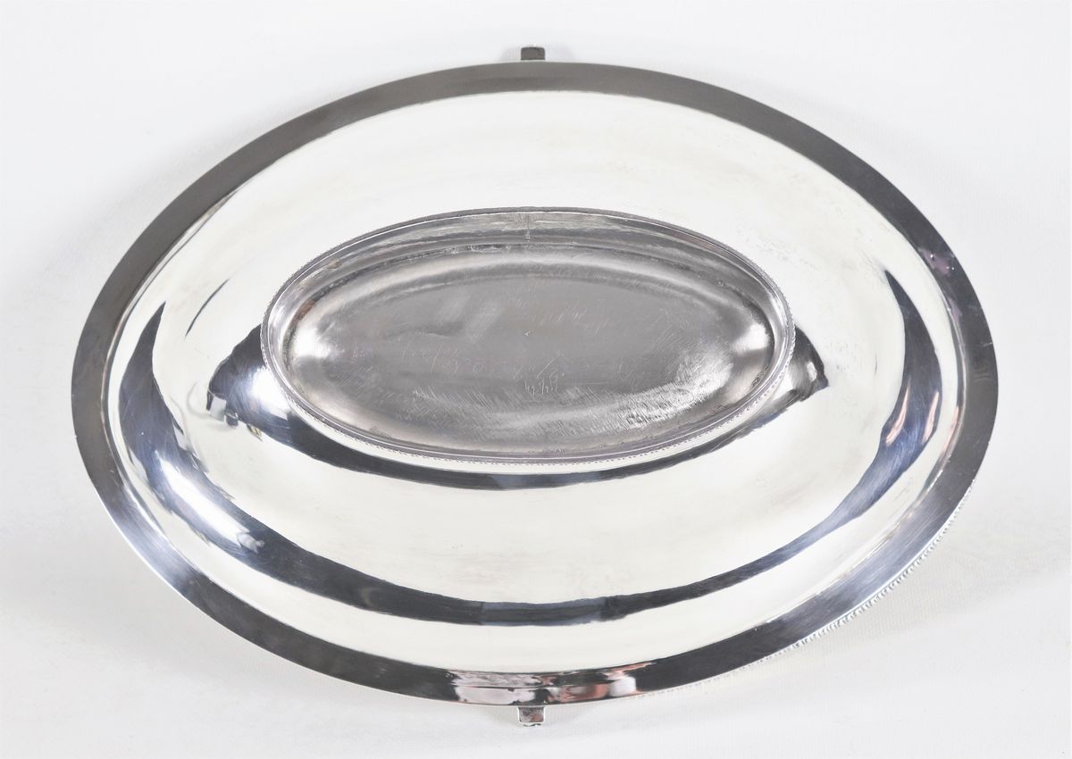 Cesto ovale con manico Epoca Giorgio III in argento, con fascia sul bordo interno cesellata a vol...