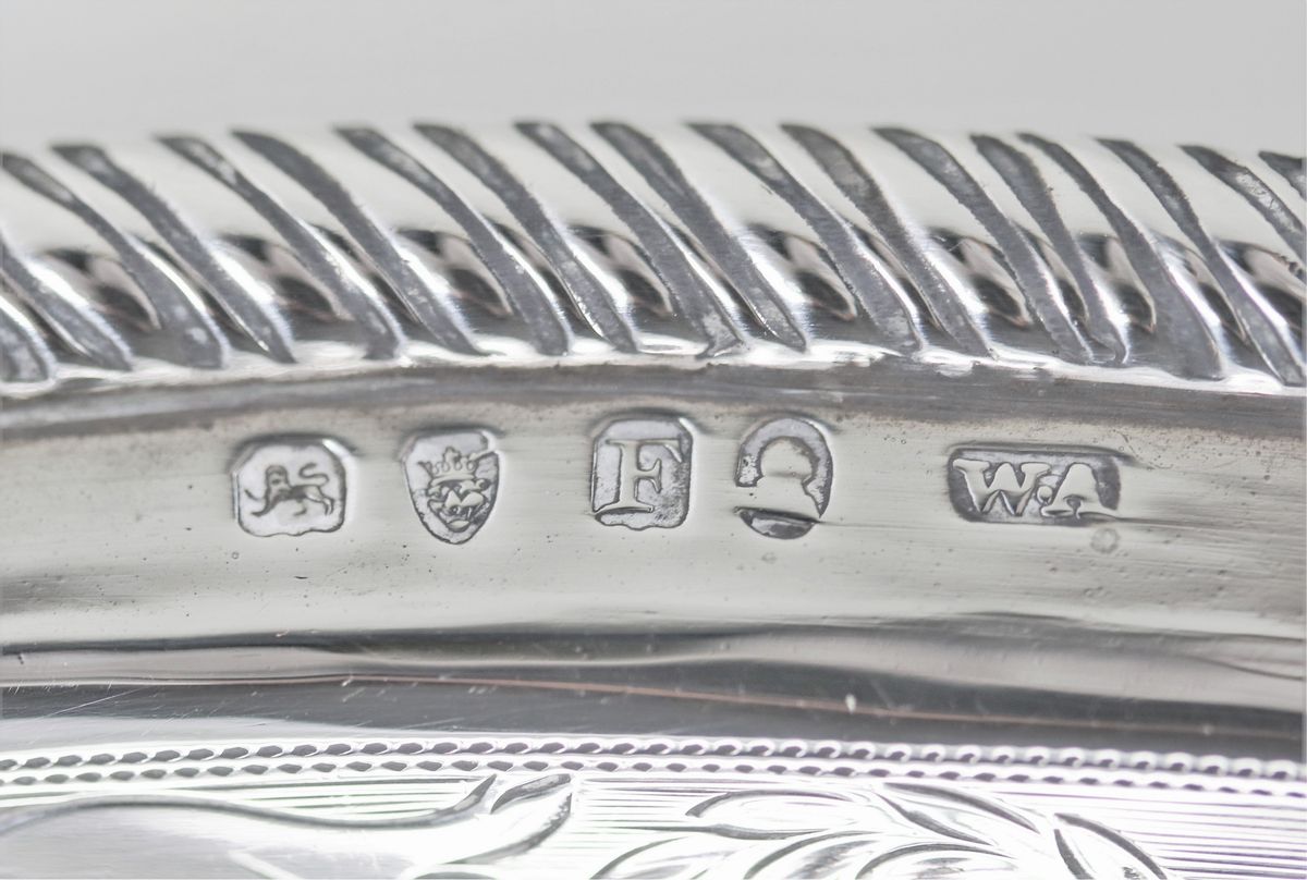 Cesto ovale con manico Epoca Giorgio III in argento, con fascia sul bordo interno cesellata a vol...