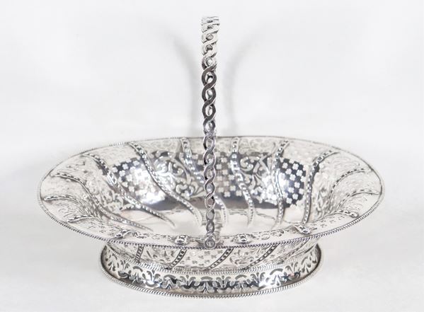 Cesto Epoca Giorgio II in argento, interamente cesellato, sbalzato e traforato a motivi floreali e geometrici, gr. 700