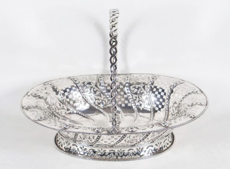 Cesto Epoca Giorgio II in argento, interamente cesellato, sbalzato e traforato a motivi floreali ...