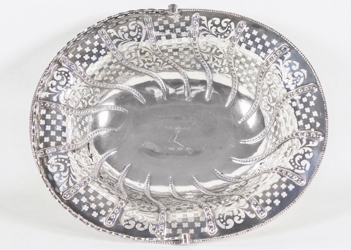 Cesto Epoca Giorgio II in argento, interamente cesellato, sbalzato e traforato a motivi floreali ...