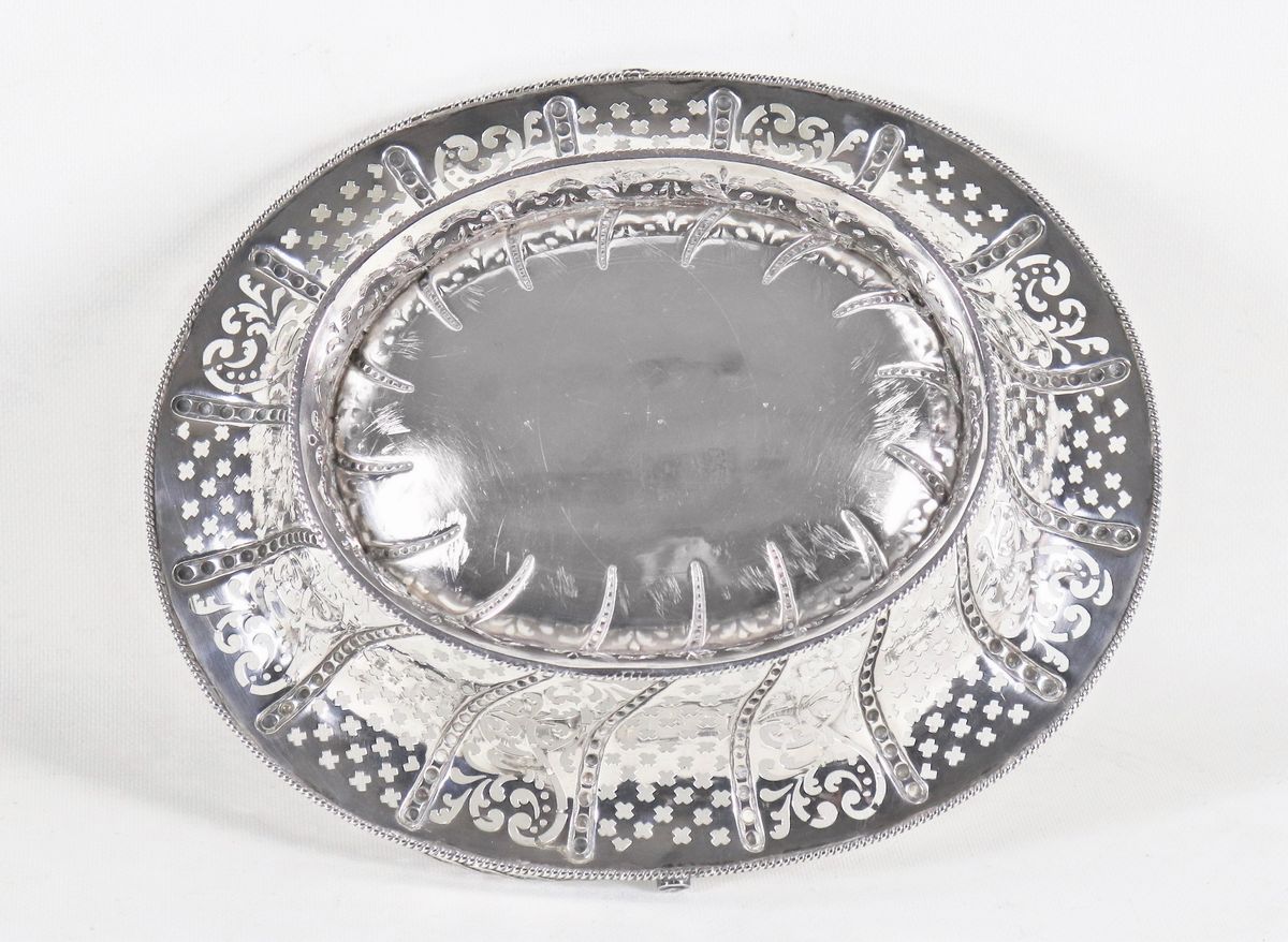 Cesto Epoca Giorgio II in argento, interamente cesellato, sbalzato e traforato a motivi floreali ...
