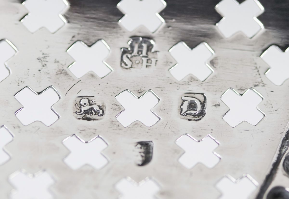 Cesto Epoca Giorgio II in argento, interamente cesellato, sbalzato e traforato a motivi floreali ...