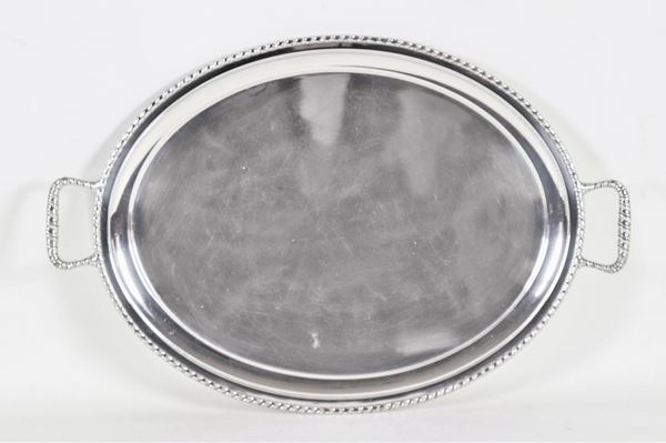 Oval tray in silver with two handles and embossed profiles with pods, gr. 1720