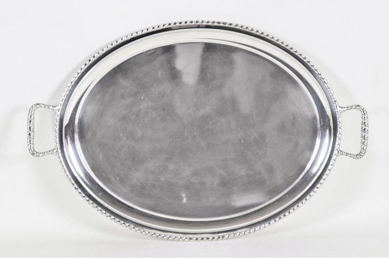 Vassoio ovale in argento con due manici e profili sbalzati a baccellature, gr. 1720