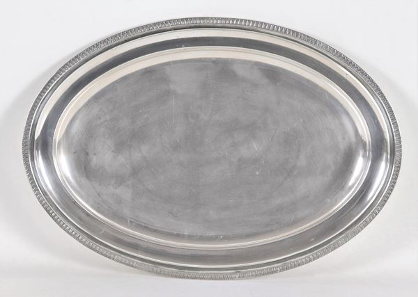 Oval serving tray in silver with chiseled and embossed border with Empire motifs, gr. 1160