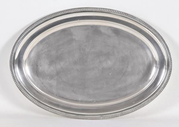 Vassoio ovale da portata in argento con bordo cesellato e sbalzato a motivi Impero, gr. 1160