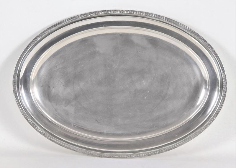 Vassoio ovale da portata in argento con bordo cesellato e sbalzato a motivi Impero, gr. 1160