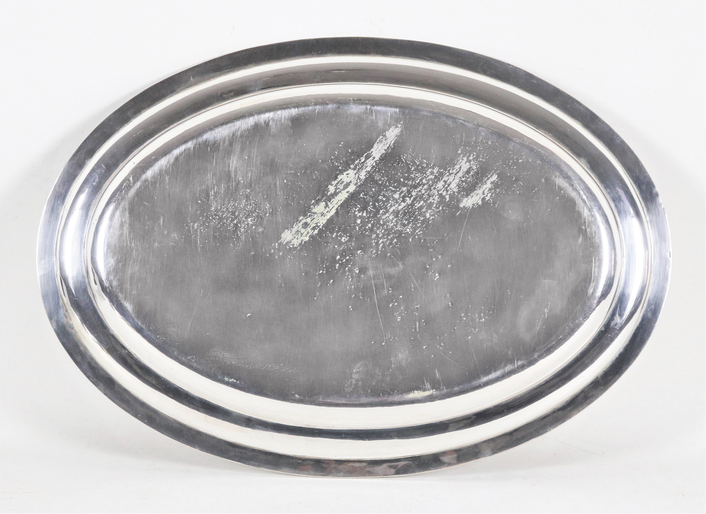 Vassoio ovale da portata in argento con bordo cesellato e sbalzato a motivi Impero, gr. 1160