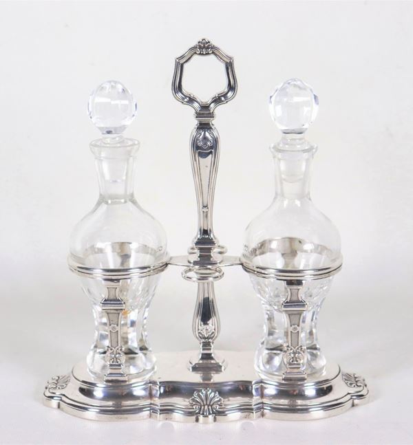 Cruet in chiseled and embossed silver with shell motifs, two crystal ampoules, gr. 330
