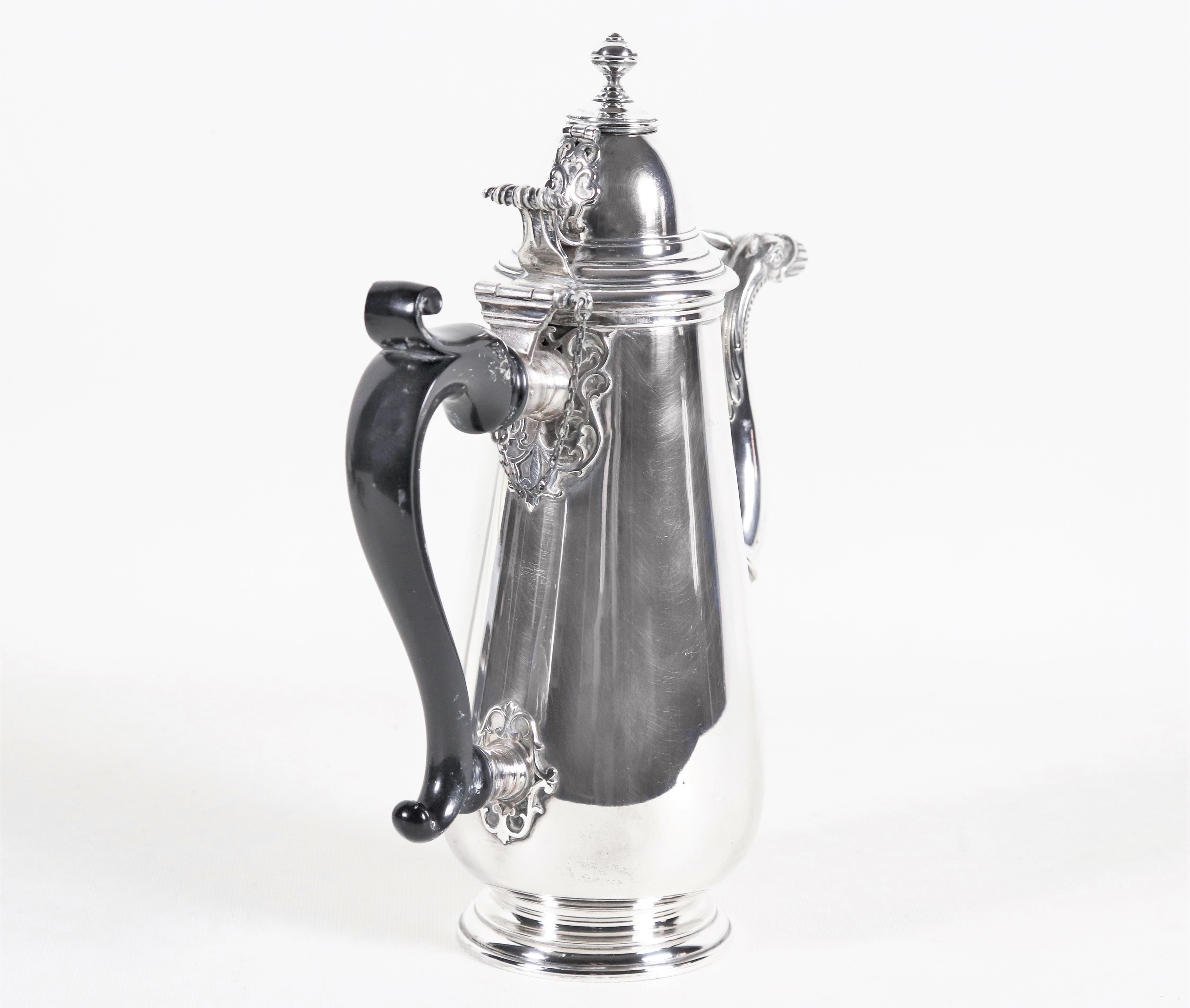 Caffettiera in argento con becco a testa di drago e manico in legno ebanizzato, gr. 670