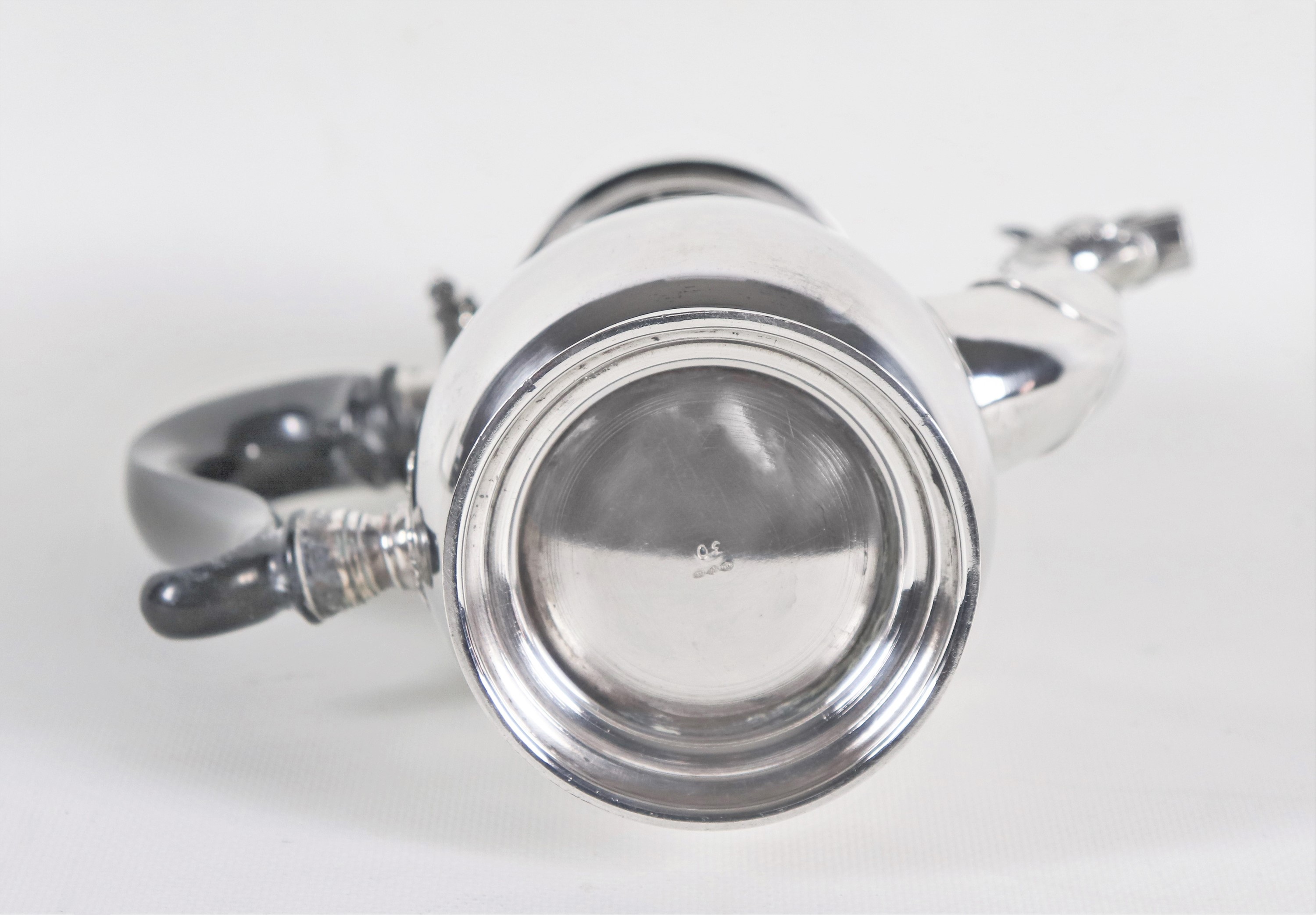 Caffettiera in argento con becco a testa di drago e manico in legno ebanizzato, gr. 670