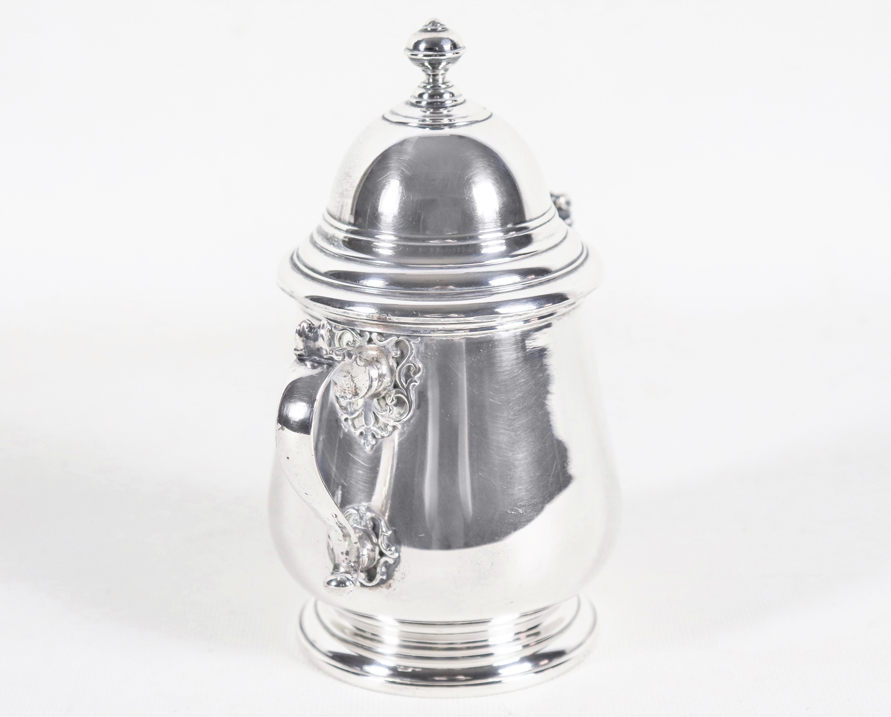 Zuccheriera in argento con due manici ricurvi, gr. 380