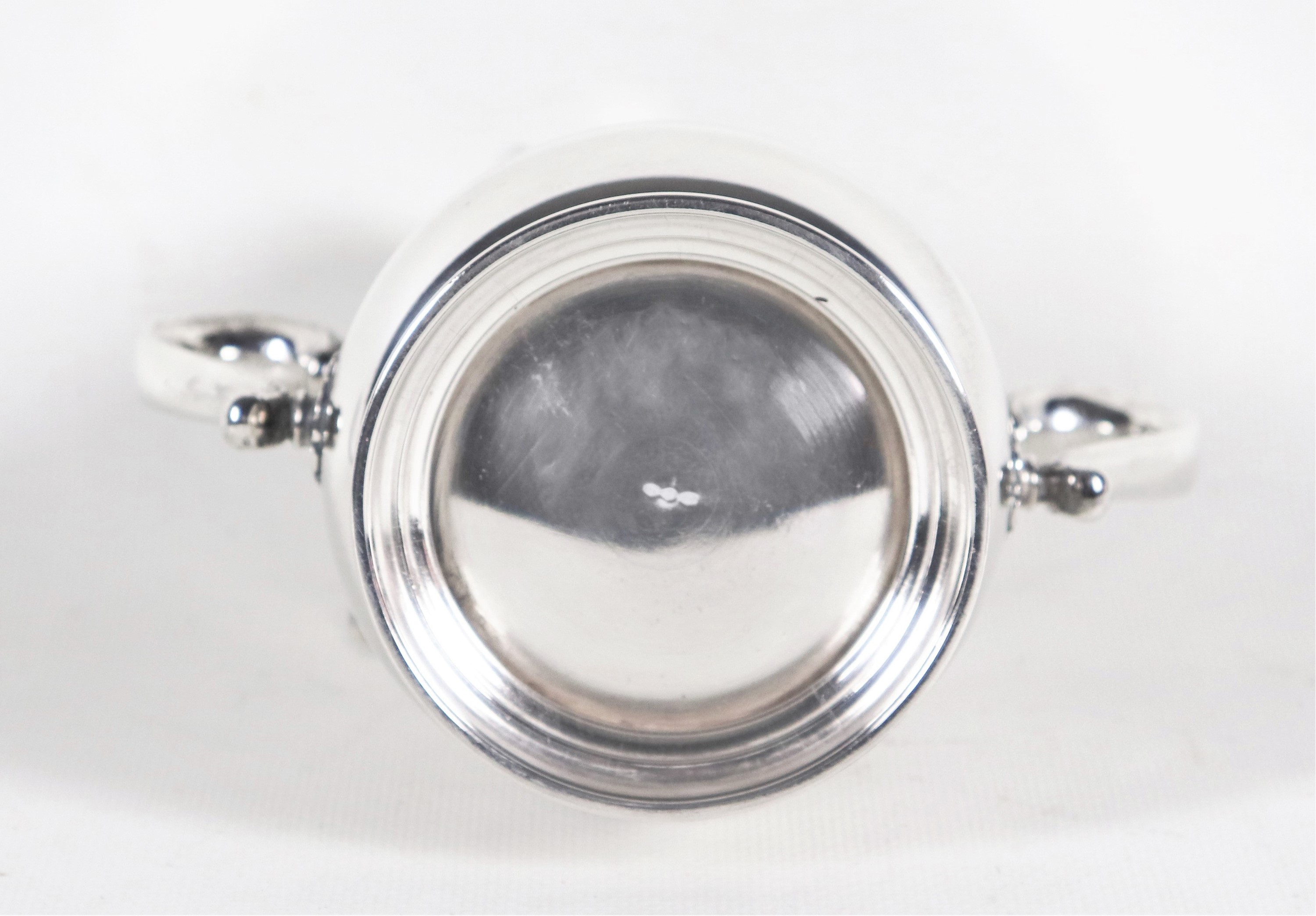 Zuccheriera in argento con due manici ricurvi, gr. 380