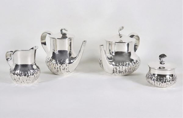 Tea and coffee service in chiseled and embossed silver (4 pcs), gr. 1520