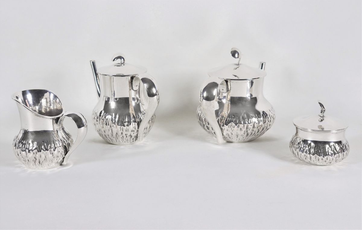 Servizio da tè e caffè in argento cesellato e sbalzato (4 pz), gr. 1520