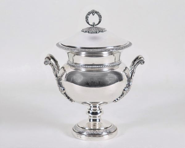 Neoclassical amphora-shaped sugar bowl in embossed and chiseled silver with Empire motifs, gr. 630