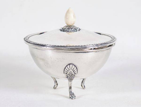 Zuccheriera tonda in argento cesellato e sbalzato a motivi neoclassici, sorretta da tre piedini ricurvi, gr. 380