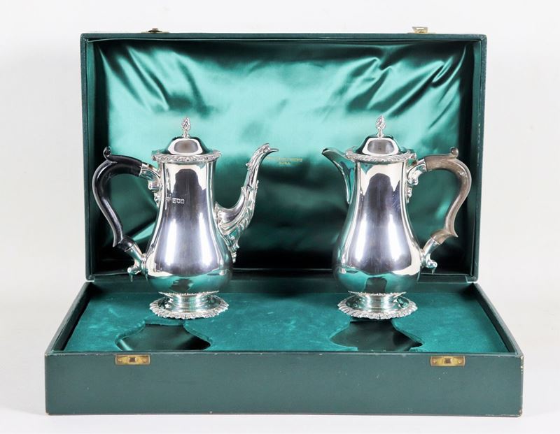 Caffettiera e cioccolatiera Epoca Regina Vittoria, in argento cesellato e sbalzato con manici in ...