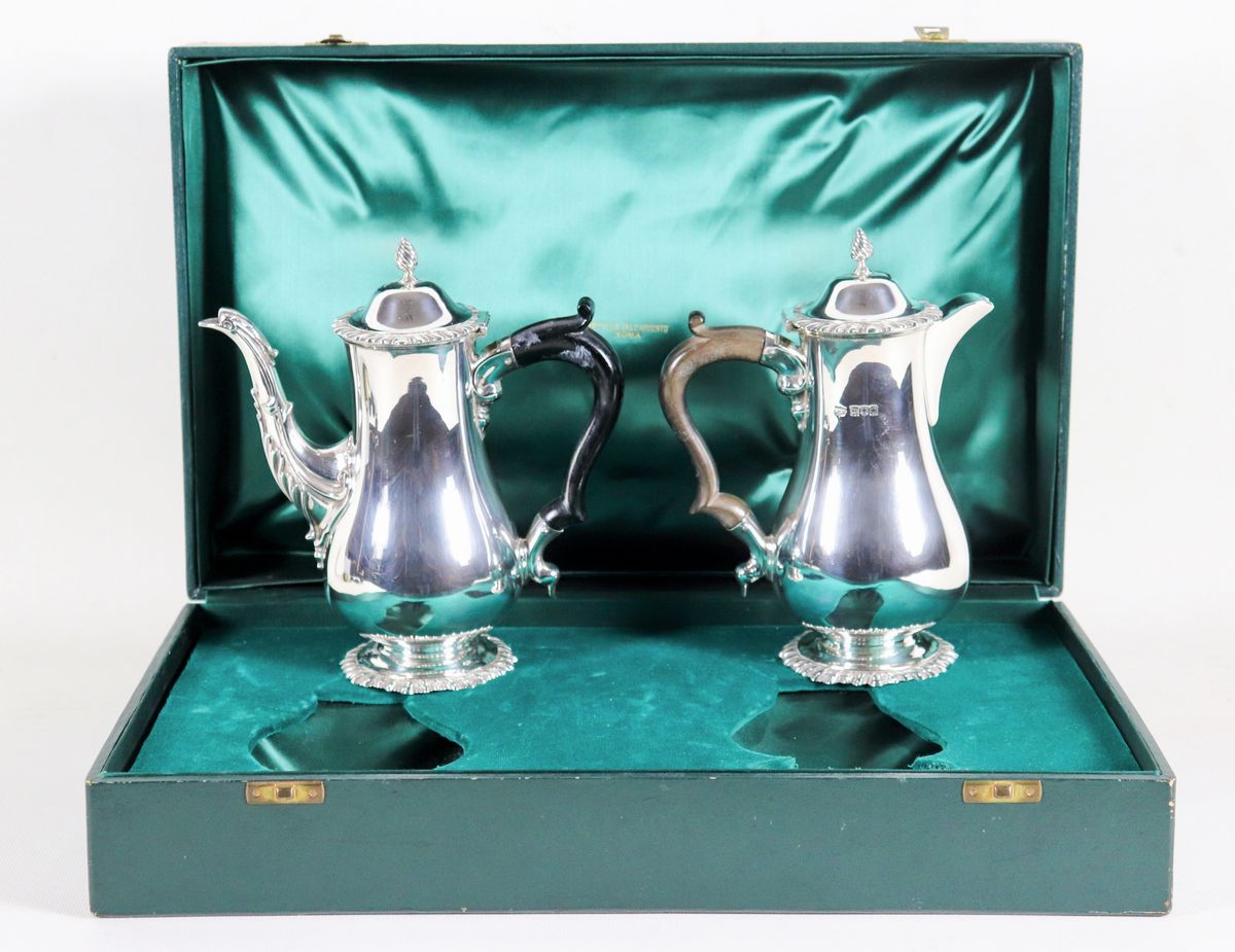Caffettiera e cioccolatiera Epoca Regina Vittoria, in argento cesellato e sbalzato con manici in ...