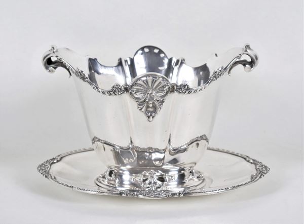 Oval gravy boat in silver with underplate, chiselled and embossed with floral scrolls and shells, curved edge, gr. 700