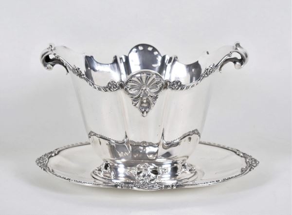 Oval gravy boat in silver with underplate, chiseled and embossed with floral scrolls and shells, arched edge, gr. 700
