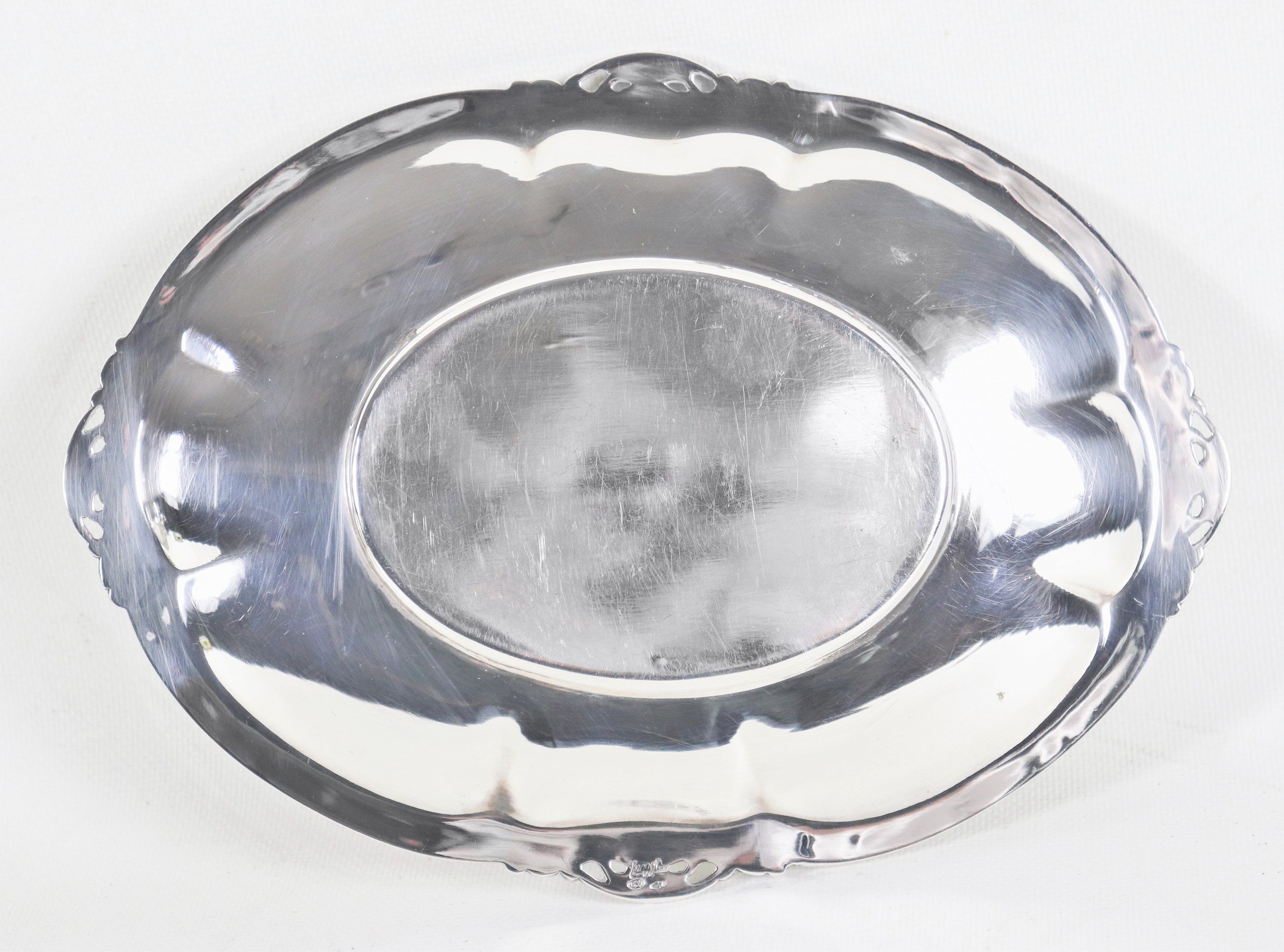 Salsiera ovale in argento con sottopiatto, cesellata e sbalzata a volute floreali e conchiglie, b...