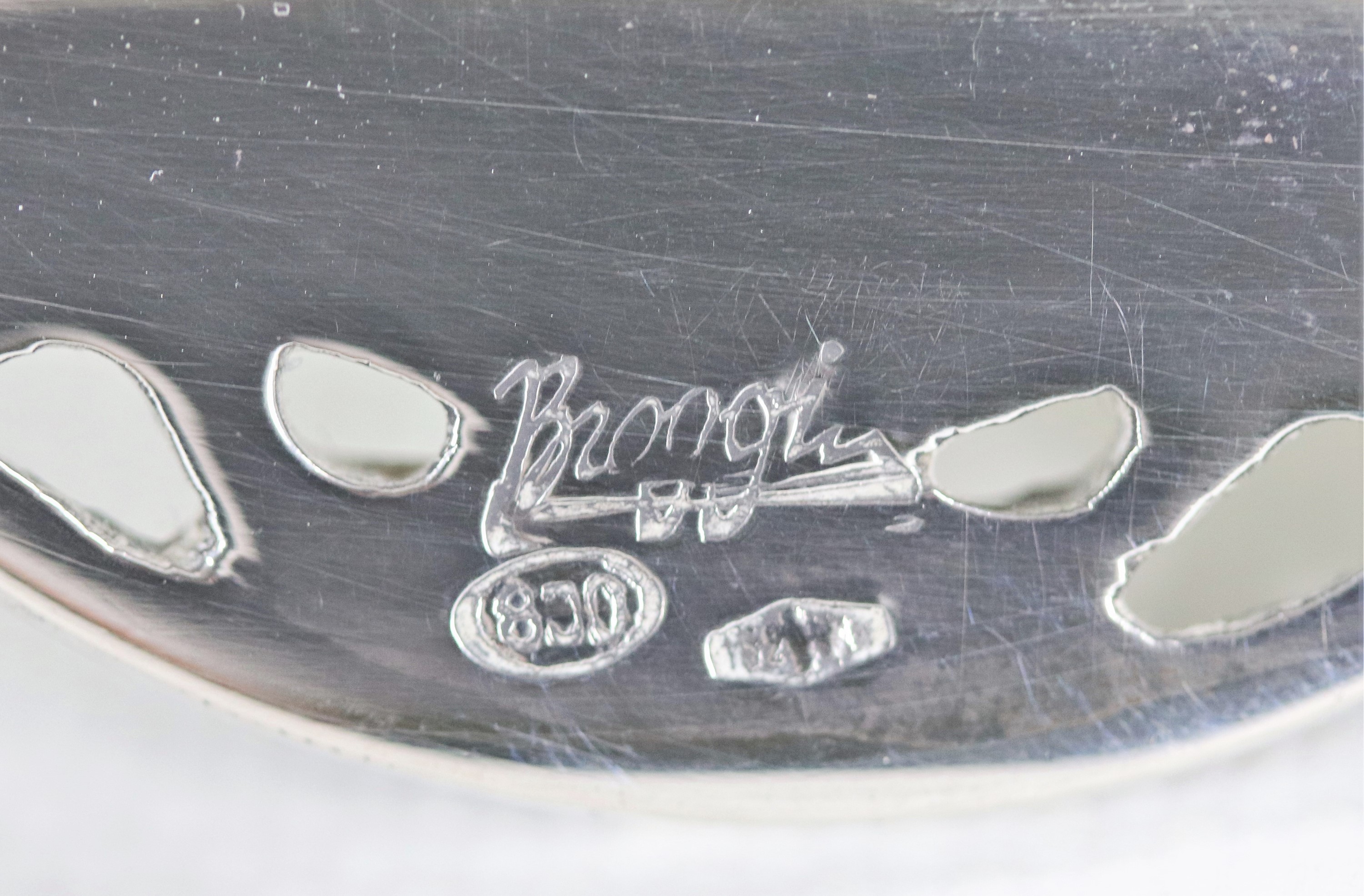 Salsiera ovale in argento con sottopiatto, cesellata e sbalzata a volute floreali e conchiglie, b...