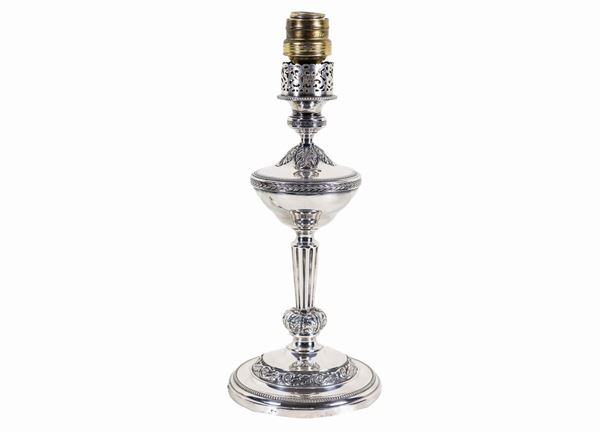 Chandelier in chiseled and embossed silver with Louis XVI motifs, gr. 350