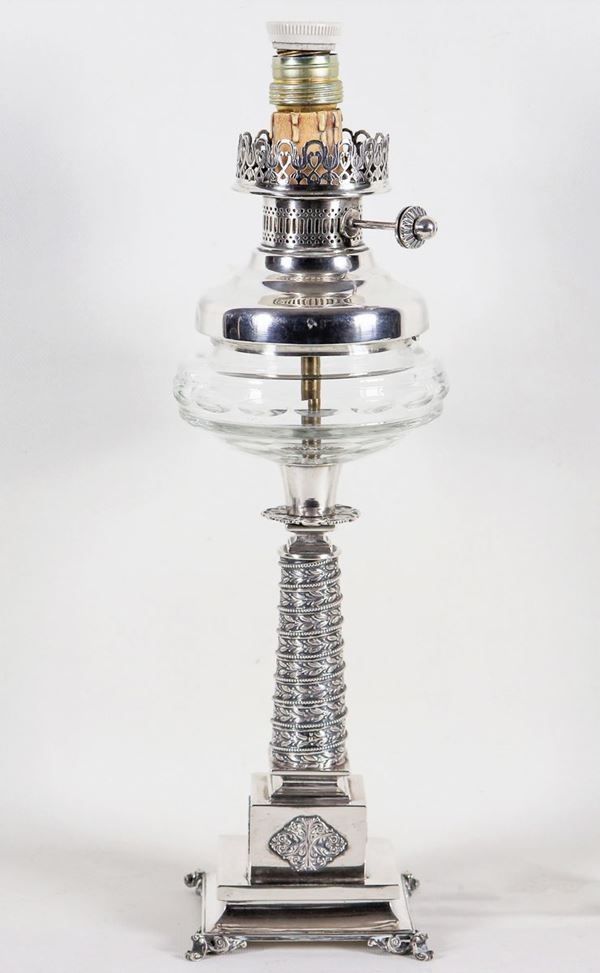 Oil lamp in chiseled and embossed silver, with shaft in the shape of a neoclassical column, gr. 900 about
