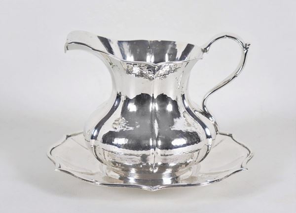 Pitcher with plate in embossed and hammered silver, gr. 990